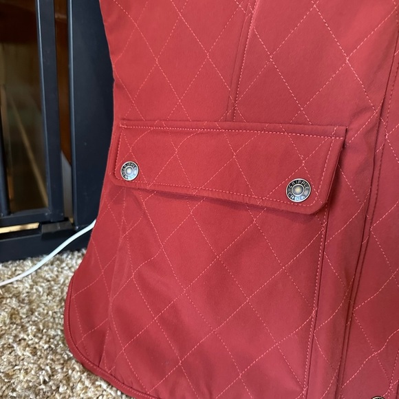 Cripple Creek Ranch-wear Red Quilted Vest & Collared Button Up w/ Double Pockets - Picture 3 of 13